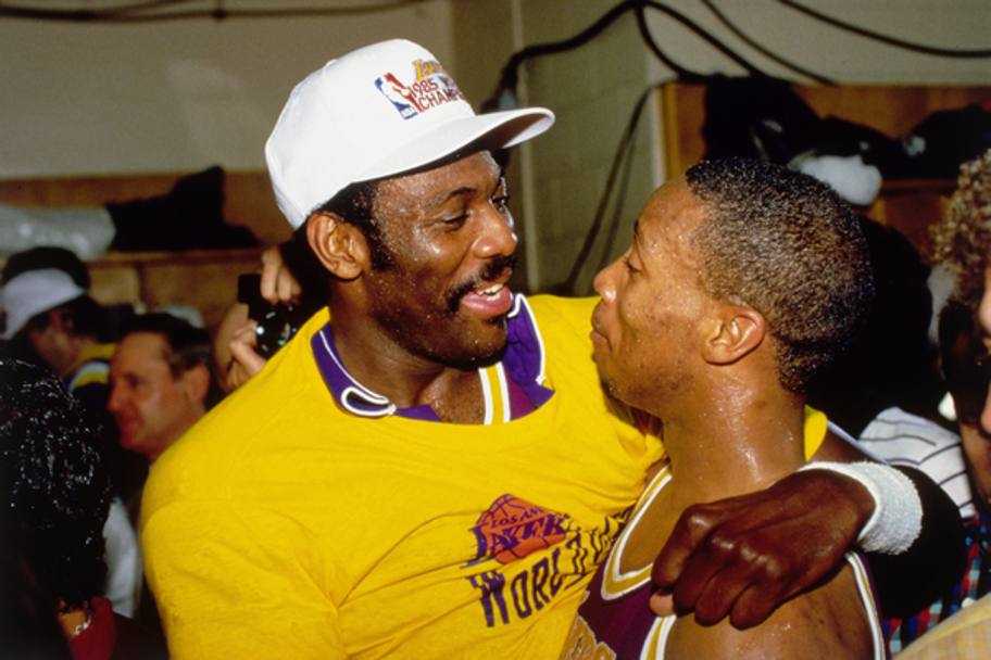Nel 1985 McAdoo vince il secondo titolo della sua carriera (qui abbraccia Byron Scott, l&#39;attuale tecnico dei Lakers). Una stagione dopo, chiusa la breve avventura con Philadelphia, decide di dire addio all&#39;NBA e sbarca in Italia 